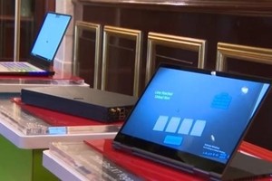 美国电脑、服装等商品将因关税涨价。（图取自中新网）