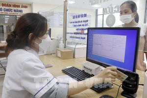 医护人员使用扫描仪通过芯片身分证上的二维码来寻找病患信息。