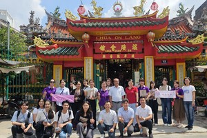 代表团在胡志明市堤岸坊的福建温陵会馆前留影。