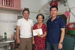 何俊昌理事长(左)和何民刚常值副理事长(右)向何小萍宗亲移交善款。