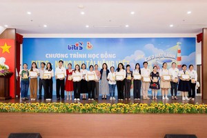 平仙公司领导向学生发奖学金。