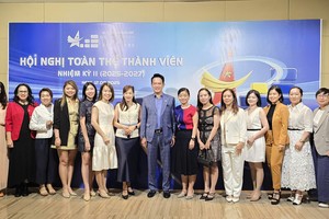 鄧鴻英主席與家族青商俱樂部女成員合照。