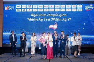 (前排)第一届主席杭珮娟(左)将俱乐部的火炬转交给新任主席尤丽娟。