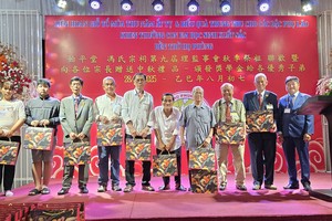 冯氏宗祠向年长宗亲赠送月饼。