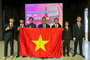 谢明辉董事长(右三)和副校长杨昆霖博士(左二)与获奖学生合照。