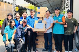 新东洋公司技术部门经理阮文贞代表移交救济品