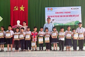 天龙集团向学生送上超过3200份学习用品