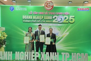 Omp Alliance公司、万成乳胶床垫公司、顺南文具公司三家华企代表合影（左起）。