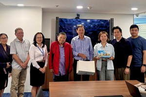 胡志明市商会和牛大人集团互赠纪念品。