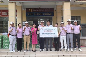 中商高尔夫球队向原隆安省社会辅助中心捐赠物资及现金.