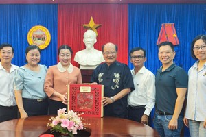 市委宣教与民运处副主任张清娥向会馆理事会赠送春节礼物。