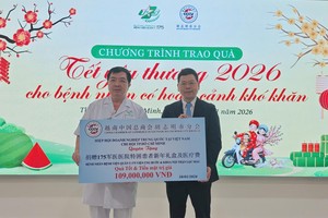 越南中国总商会胡志明市分会章林会长向175军医医院移交善款。