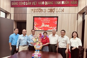 堤岸商会代表团向堤岸坊人委会拜年。