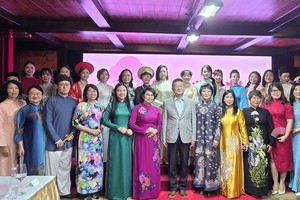 中国驻胡志明市总领事唐立及夫人王丹與嘉宾合照。