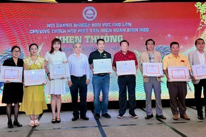 25家会员企业荣获胡志明市商会颁发奖状。