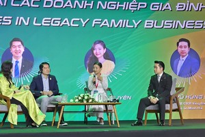 平仙公司总经理尤丽娟（右二）分享“幸福文化”已为企业带来显著成效。