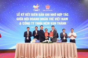 越南青商会主席、TTC集团副董事長邓鸿英(左))和万成乳胶床垫有限责任公司副总经理杨庆云签署合作备忘录。