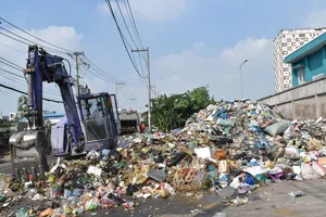 Phương tiện di dời rác từ vỉa hè đường vào trạm ép rác kín Sở Gà, phường Tam Phú, TP.Thủ Đức