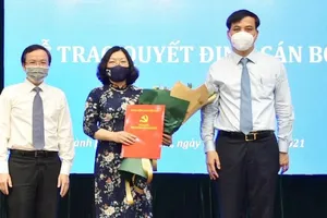 Phó Chủ tịch UBND TPHCM Lê Hòa Bình trao quyết định cho đồng chí Nguyễn Thị Thu Hường