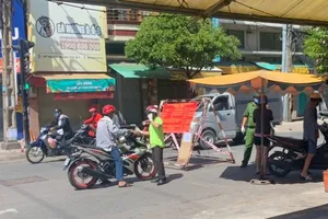 Chốt kiểm soát người ra, vào quận 11 trên đường Hàn Hải Nguyên