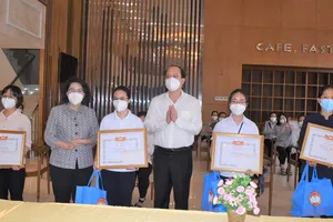 Đồng chí Nguyễn Hồ Hải và đồng chí Tô Thị Bích Châu biểu dương và  tặng quà cho các tình nguyện viên. 