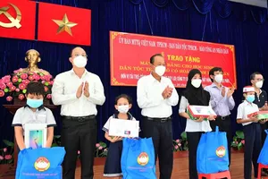 Trao tặng máy tính bảng cho học sinh dân tộc thiểu số  