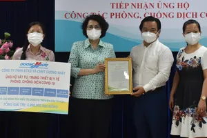 Chủ tịch Ủy ban MTTQ Việt Nam TPHCM Tô Thị Bích Châu tiếp nhận ủng hộ từ Công ty TNHH Đầu tư Xây dựng và Công nghệ Môi trường Dương Nhật. Ảnh: ĐÌNH LÝ