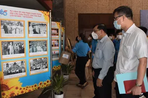 Các đại biểu tham quan triển lãm ảnh chuyên đề Bác Hồ với thanh niên. Ảnh: ĐÌNH LÝ