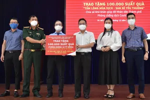 Phó Chủ tịch Ủy ban MTTQ Việt Nam TPHCM Phạm Minh Tuấn tiếp nhận 100.000 túi an sinh