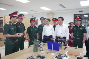 Trưởng Ban Tuyên giáo và Dân vận Trung ương Nguyễn Trọng Nghĩa thăm Trường Sĩ quan Thông tin