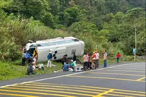 Xe khách 29 chỗ bị lật trên đèo Khánh Lê