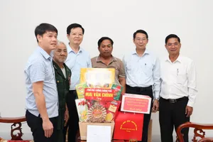 Phó Thủ tướng Mai Văn Chính thăm Anh hùng Lực lượng vũ trang nhân dân Bo Bo Tới