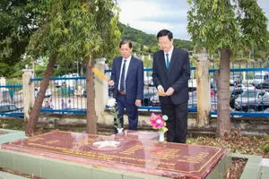 Phó Thủ tướng Mai Văn Chính dâng hương tưởng niệm liệt sĩ tại Nha Trang