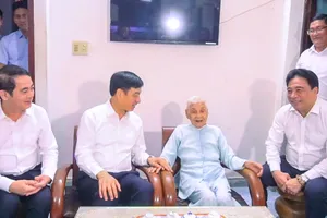 Đồng chí Nguyễn Duy Ngọc thăm và tặng quà người có công ở Khánh Hòa