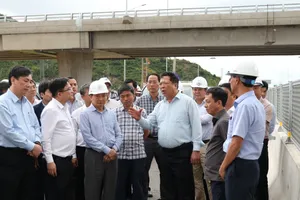 Bộ trưởng Trần Hồng Minh và Đoàn công tác Bộ Xây dựng kiểm tra thực tế dự án đường bộ cao tốc Vân Phong - Nha Trang. Ảnh: HIẾU GIANG