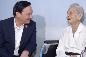 Đồng chí Nguyễn Khắc Định thăm và tặng quà cho người có công tại Khánh Hòa