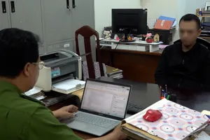 Khởi tố quái xế "thông chốt" kiểm soát ở Nha Trang