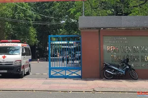 BVĐK Khánh Hòa lên tiếng vụ "không cho chuyển viện bằng xe bên ngoài"