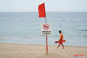 Nha Trang chuẩn bị trục vớt sà lan chìm 6 năm trước