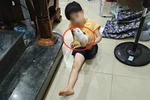 “Vật lạ” cứa chân người dân khi tắm biển ở Nha Trang