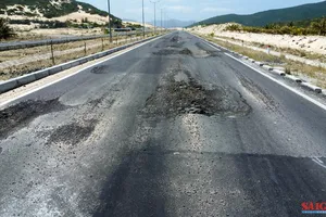 Đường trong Khu kinh tế Vân Phong xuống cấp trầm trọng