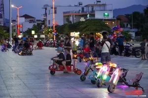 Xe điện "náo loạn" quảng trường ở Khánh Hòa