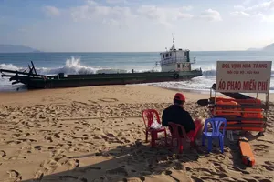 Trục vớt sà lan sau 6 năm bị vùi lấp ở bờ biển Nha Trang