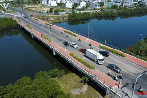 Giải quyết nỗi bất an khi dừng đèn đỏ trên cầu ở Nha Trang