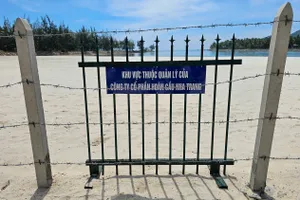 Hàng rào thép gai có bảng ghi "khu vực thuộc quản lý của Công ty CP Hoàn Cầu Nha Trang". Ảnh: LÊ XUÂN