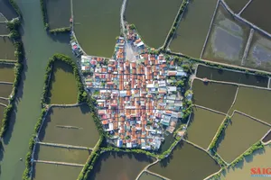 Vẻ đẹp của ngôi làng 370 năm "cô đơn" giữa đầm Nha Phu