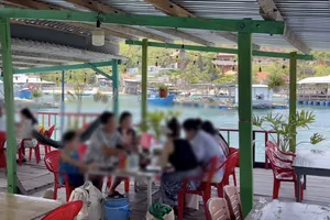 Nha Trang sẽ xử lý bè nổi "lén lút" kinh doanh ăn uống trên vịnh