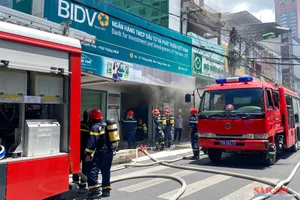 Phòng giao dịch ngân hàng ở Nha Trang bốc cháy giữa trưa