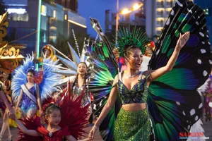 Hàng ngàn người xem diễu hành Carnival đường phố Nha Trang