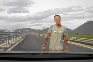 Khánh Hòa: Xác minh người đàn ông cầm đá chặn ô tô trên cao tốc